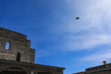 Diyarbakır’ın Sur ilçesi, yüzyıllar boyunca farklı inanç ve kültürlerin bir arada barış içinde yaşadığı, kadim Mezopotamya coğrafyasının en önemli merkezlerdendir. Kentin siyah bazalt taşlarıyla örülü dar sokaklarında; Ermeni, Süryani ve Keldani cemaatlerine ait çok sayıda eşsiz ibadethane yer alır.