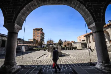 Diyarbakır’ın Sur ilçesi, yüzyıllar boyunca farklı inanç ve kültürlerin bir arada barış içinde yaşadığı, kadim Mezopotamya coğrafyasının en önemli merkezlerdendir. Kentin siyah bazalt taşlarıyla örülü dar sokaklarında; Ermeni, Süryani ve Keldani cemaatlerine ait çok sayıda eşsiz ibadethane yer alır.