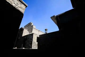 Diyarbakır’ın Sur ilçesi, yüzyıllar boyunca farklı inanç ve kültürlerin bir arada barış içinde yaşadığı, kadim Mezopotamya coğrafyasının en önemli merkezlerdendir. Kentin siyah bazalt taşlarıyla örülü dar sokaklarında; Ermeni, Süryani ve Keldani cemaatlerine ait çok sayıda eşsiz ibadethane yer alır.