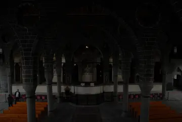 Diyarbakır’ın Sur ilçesi, yüzyıllar boyunca farklı inanç ve kültürlerin bir arada barış içinde yaşadığı, kadim Mezopotamya coğrafyasının en önemli merkezlerdendir. Kentin siyah bazalt taşlarıyla örülü dar sokaklarında; Ermeni, Süryani ve Keldani cemaatlerine ait çok sayıda eşsiz ibadethane yer alır.