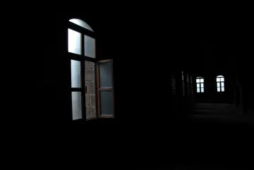 Diyarbakır’ın Sur ilçesi, yüzyıllar boyunca farklı inanç ve kültürlerin bir arada barış içinde yaşadığı, kadim Mezopotamya coğrafyasının en önemli merkezlerdendir. Kentin siyah bazalt taşlarıyla örülü dar sokaklarında; Ermeni, Süryani ve Keldani cemaatlerine ait çok sayıda eşsiz ibadethane yer alır.