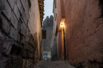 Diyarbakır Suriçi'nde bazalt taş duvarlar ve geleneksel evler arasındaki tarihi dar sokak manzarası.