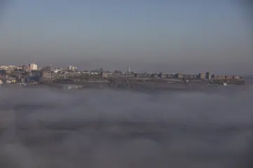 Diyarbakır Surları ve tarihi kent siluetinin Dicle Vadisi üzerindeki yoğun sis tabakasıyla birleşen manzarası.