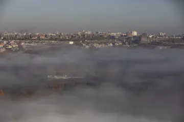 Diyarbakır Surları ve tarihi kent siluetinin Dicle Vadisi üzerindeki yoğun sis tabakasıyla birleşen manzarası.