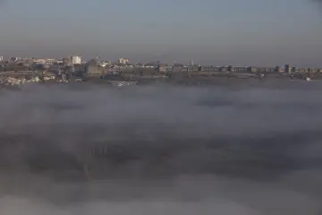 Diyarbakır Surları ve Hevsel Bahçeleri üzerinde sis tabakasıyla birleşen tarihi kent ve Dicle Vadisi manzarası.