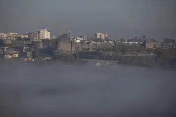 Diyarbakır Surları ve tarihi kent siluetinin Dicle Vadisi üzerindeki yoğun sis tabakasıyla birleşen etkileyici manzarası.