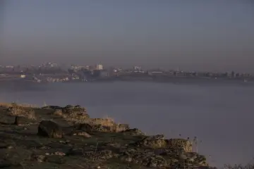 Diyarbakır Surları ve tarihi kent siluetinin yoğun sisle örtülen Dicle Vadisi üzerindeki etkileyici görünümü.