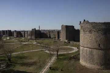 Diyarbakır Surları ve tarihi burçlar, güçlü taş mimarisiyle şehrin köklü tarihini yansıtan etkileyici bir görünüm sunuyor.