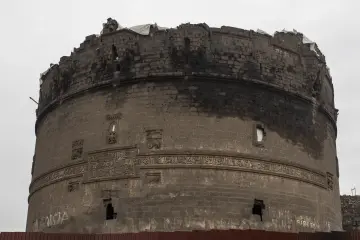 Diyarbakır Surları üzerindeki Yedi Kardeş Burcu, Artuklu dönemi mimarisi ve taş işçiliğiyle öne çıkan tarihi yapı.