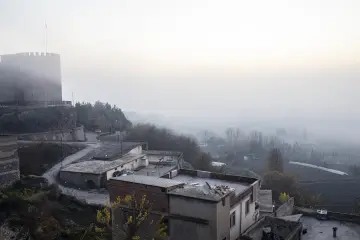 Diyarbakır Surları ve tarihi kale çevresinde sisli sabah manzarası, Hevsel Bahçeleri ve vadi görünümü.