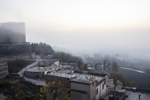 Diyarbakır Surları ve tarihi kale çevresinde sisli sabah manzarası, Hevsel Bahçeleri ve vadi görünümü.