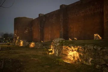 Diyarbakır Surları'nın akşam ışıklarıyla aydınlatılmış tarihi duvarları ve burçlarının etkileyici görünümü.