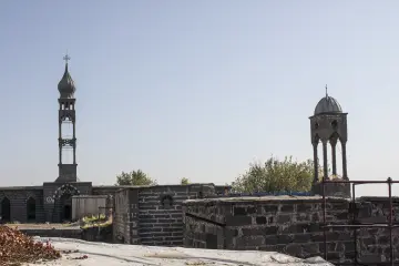 Diyarbakır Suriçi'nde Surp Giragos Ermeni Kilisesi, bazalt taş mimarisi ve soğan başlı çan kulesi görünümü.