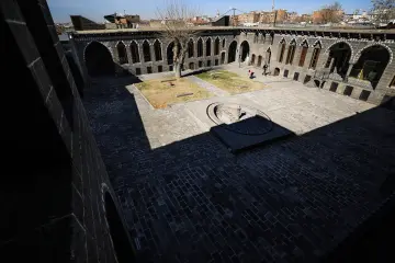 Diyarbakır'ın Sur ilçesinde, Ali Paşa Mahallesi'nde yer alan bu tarihi yapı, 1887-1888 yılları arasında Osmanlı Valisi Ahmet Cemil Paşa tarafından yaptırılmıştır. kentin geleneksel sivil mimarisinin en görkemli örneklerinden biri olup günümüzde Cemil Paşa Konağı Kent Müzesi olarak hizmet vermektedir