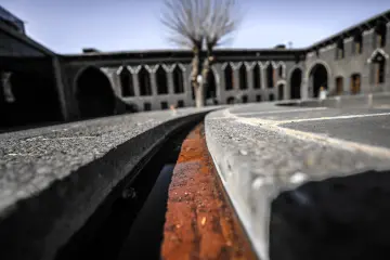 Diyarbakır'ın Sur ilçesinde, Ali Paşa Mahallesi'nde yer alan bu tarihi yapı, 1887-1888 yılları arasında Osmanlı Valisi Ahmet Cemil Paşa tarafından yaptırılmıştır. kentin geleneksel sivil mimarisinin en görkemli örneklerinden biri olup günümüzde Cemil Paşa Konağı Kent Müzesi olarak hizmet vermektedir