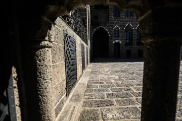 Diyarbakır'ın Sur ilçesinde, Ali Paşa Mahallesi'nde yer alan bu tarihi yapı, 1887-1888 yılları arasında Osmanlı Valisi Ahmet Cemil Paşa tarafından yaptırılmıştır. kentin geleneksel sivil mimarisinin en görkemli örneklerinden biri olup günümüzde Cemil Paşa Konağı Kent Müzesi olarak hizmet vermektedir