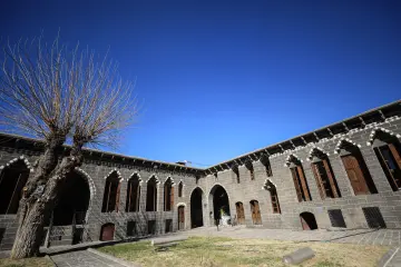Diyarbakır'ın Sur ilçesinde, Ali Paşa Mahallesi'nde yer alan bu tarihi yapı, 1887-1888 yılları arasında Osmanlı Valisi Ahmet Cemil Paşa tarafından yaptırılmıştır. kentin geleneksel sivil mimarisinin en görkemli örneklerinden biri olup günümüzde Cemil Paşa Konağı Kent Müzesi olarak hizmet vermektedir