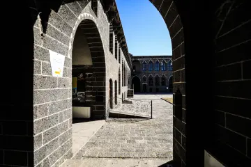 Diyarbakır'ın Sur ilçesinde, Ali Paşa Mahallesi'nde yer alan bu tarihi yapı, 1887-1888 yılları arasında Osmanlı Valisi Ahmet Cemil Paşa tarafından yaptırılmıştır. kentin geleneksel sivil mimarisinin en görkemli örneklerinden biri olup günümüzde Cemil Paşa Konağı Kent Müzesi olarak hizmet vermektedir