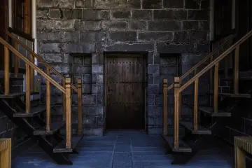 Diyarbakır'ın Sur ilçesinde, Ali Paşa Mahallesi'nde yer alan bu tarihi yapı, 1887-1888 yılları arasında Osmanlı Valisi Ahmet Cemil Paşa tarafından yaptırılmıştır. kentin geleneksel sivil mimarisinin en görkemli örneklerinden biri olup günümüzde Cemil Paşa Konağı Kent Müzesi olarak hizmet vermektedir