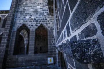 Diyarbakır'ın Sur ilçesinde, Ali Paşa Mahallesi'nde yer alan bu tarihi yapı, 1887-1888 yılları arasında Osmanlı Valisi Ahmet Cemil Paşa tarafından yaptırılmıştır. kentin geleneksel sivil mimarisinin en görkemli örneklerinden biri olup günümüzde Cemil Paşa Konağı Kent Müzesi olarak hizmet vermektedir