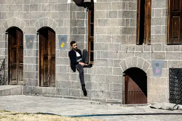 Diyarbakır'ın Sur ilçesinde, Ali Paşa Mahallesi'nde yer alan bu tarihi yapı, 1887-1888 yılları arasında Osmanlı Valisi Ahmet Cemil Paşa tarafından yaptırılmıştır. kentin geleneksel sivil mimarisinin en görkemli örneklerinden biri olup günümüzde Cemil Paşa Konağı Kent Müzesi olarak hizmet vermektedir
