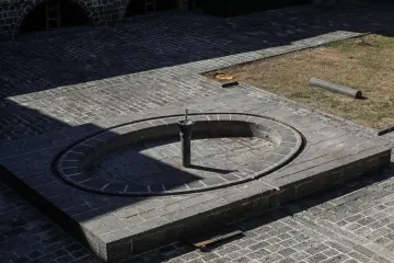 Diyarbakır'ın Sur ilçesinde, Ali Paşa Mahallesi'nde yer alan bu tarihi yapı, 1887-1888 yılları arasında Osmanlı Valisi Ahmet Cemil Paşa tarafından yaptırılmıştır. kentin geleneksel sivil mimarisinin en görkemli örneklerinden biri olup günümüzde Cemil Paşa Konağı Kent Müzesi olarak hizmet vermektedir