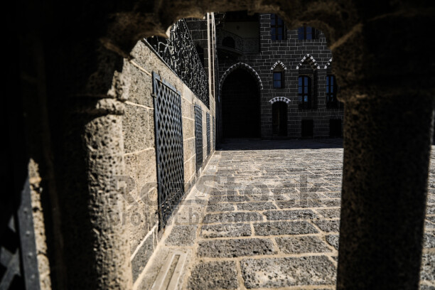 Diyarbakır'ın Sur ilçesinde, Ali Paşa Mahallesi'nde yer alan bu tarihi yapı, 1887-1888 yılları arasında Osmanlı Valisi Ahmet Cemil Paşa tarafından yaptırılmıştır. kentin geleneksel sivil mimarisinin en görkemli örneklerinden biri olup günümüzde Cemil Paşa Konağı Kent Müzesi olarak hizmet vermektedir