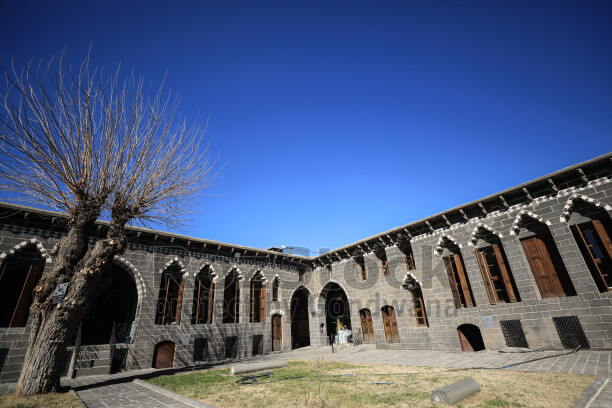Diyarbakır'ın Sur ilçesinde, Ali Paşa Mahallesi'nde yer alan bu tarihi yapı, 1887-1888 yılları arasında Osmanlı Valisi Ahmet Cemil Paşa tarafından yaptırılmıştır. kentin geleneksel sivil mimarisinin en görkemli örneklerinden biri olup günümüzde Cemil Paşa Konağı Kent Müzesi olarak hizmet vermektedir