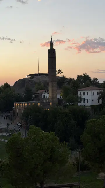 Diyarbakır İçkale’de bulunun tarihi Hazreti Süleyman Camiisi yaz aylarında turisler tarafından yoğunca ziyaret ediliyor.