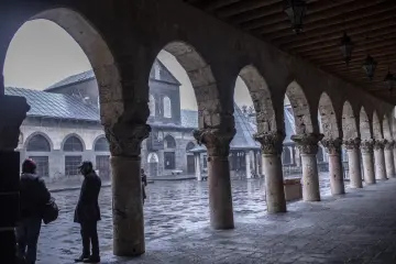 Diyarbakır Ulu Camii'nin tarihi avlusunda bazalt taş sütunlar, kemerli revaklar ve geleneksel mimari detaylar.