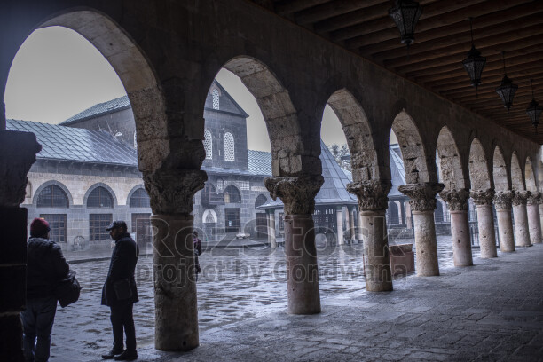 Diyarbakır Ulu Camii'nin tarihi avlusunda bazalt taş sütunlar, kemerli revaklar ve geleneksel mimari detaylar.