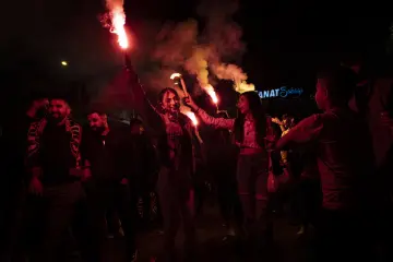 Diyarbakır'da Amedspor taraftarlarının 4 Mayıs 2024 şampiyonluk kutlaması, meşaleler ve coşkulu kalabalık