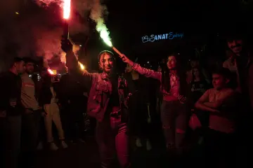 Diyarbakır'da Amedspor taraftarlarının şampiyonluk kutlaması, meşaleler, ışıklar ve coşkulu kalabalık