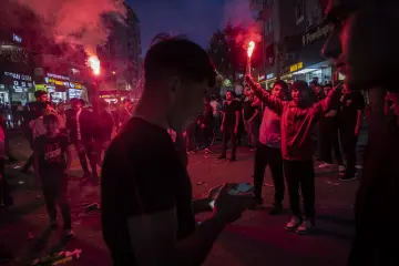 Diyarbakır'da Amedspor taraftarlarının meşaleler, bayraklar ve kalabalık eşliğinde gerçekleştirdiği şampiyonluk kutlaması.