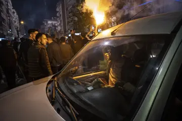 Diyarbakır'da Amedspor taraftarlarının araçlar ve meşaleler eşliğinde gerçekleştirdiği gece şampiyonluk kutlaması.