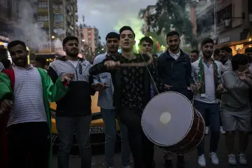 Diyarbakır'da Amedspor taraftarlarının davul, marş ve takım atkılarıyla gerçekleştirdiği şampiyonluk kutlaması.