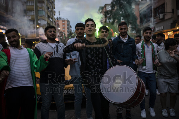 Diyarbakır'da Amedspor taraftarlarının davul, marş ve takım atkılarıyla gerçekleştirdiği şampiyonluk kutlaması.