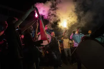 Diyarbakır'da Amedspor taraftarlarının davul, bayrak, meşale ve renkli dumanlarla gerçekleştirdiği şampiyonluk kutlaması.