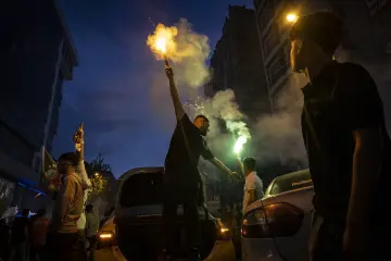 Diyarbakır'da Amedspor taraftarlarının gece saatlerinde meşale ve yoğun duman eşliğindeki şampiyonluk kutlaması.