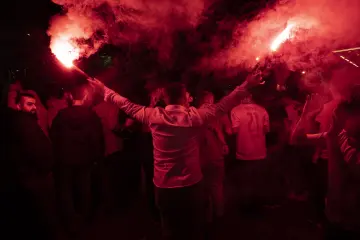 Diyarbakır'da Amedspor taraftarlarının kırmızı meşaleler ve yoğun duman eşliğindeki şampiyonluk kutlaması.