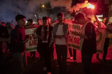 Diyarbakır'da Amedspor taraftarlarının meşale, bayrak ve atkılarla gerçekleştirdiği şampiyonluk kutlaması.