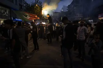 Diyarbakır'da Amedspor taraftarlarının meşale, bayrak ve yoğun duman eşliğinde 1. Lig kutlaması.