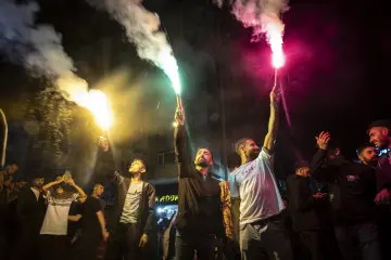 Diyarbakır'da Amedspor taraftarlarının renkli meşaleler ve yoğun duman eşliğinde şampiyonluk kutlaması.