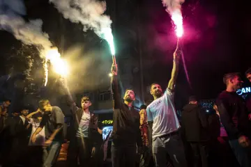Diyarbakır'da Amedspor taraftarlarının renkli meşaleler ve yoğun duman eşliğinde şampiyonluk kutlaması.