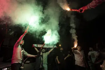 Diyarbakır'da Amedspor taraftarlarının meşaleler, renkli dumanlar ve takım atkılarıyla gerçekleştirdiği gece şampiyonluk