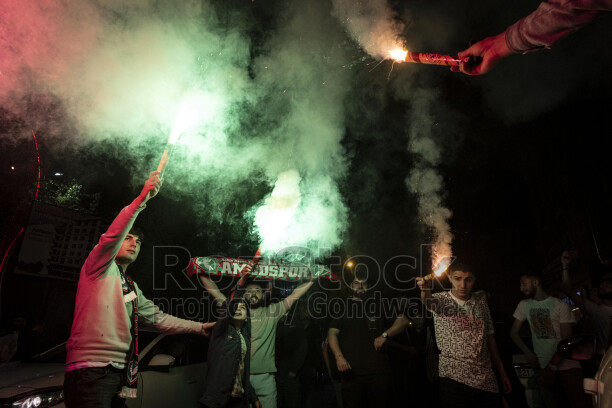 Diyarbakır'da Amedspor taraftarlarının meşaleler, renkli dumanlar ve takım atkılarıyla gerçekleştirdiği gece şampiyonluk