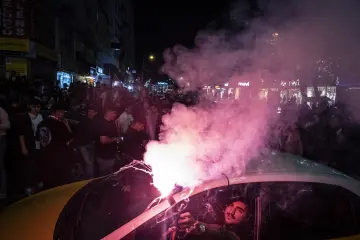 Diyarbakır'da Amedspor taraftarlarının yoğun duman ve meşaleler eşliğinde gerçekleştirdiği gece şampiyonluk kutlaması.