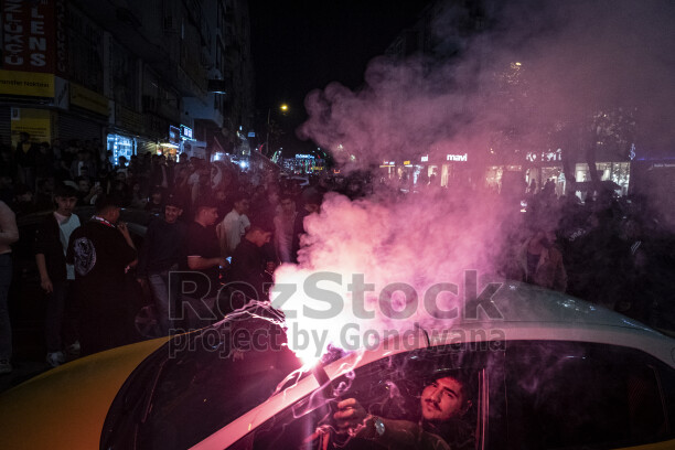 Diyarbakır'da Amedspor taraftarlarının yoğun duman ve meşaleler eşliğinde gerçekleştirdiği gece şampiyonluk kutlaması.