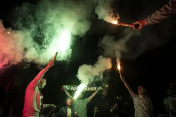 Diyarbakır'da Amedspor taraftarlarının yeşil meşaleler ve renkli dumanlar eşliğinde gerçekleştirdiği şampiyonluk kutlaması.