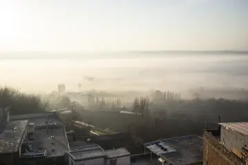 Diyarbakır Hevsel Bahçeleri ve Dicle Vadisi üzerinde sisli sabah manzarası, doğa ve kent dokusunun etkileyici görünümü.